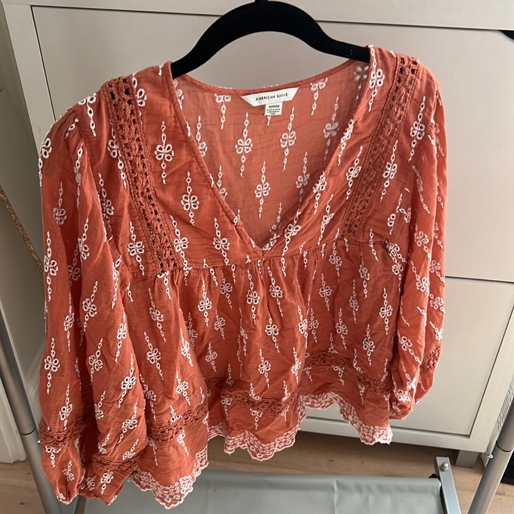 American Eagle rust eyelet peasant top